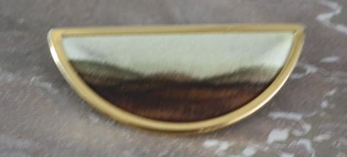 Goudkleurige broche met bruin tinten