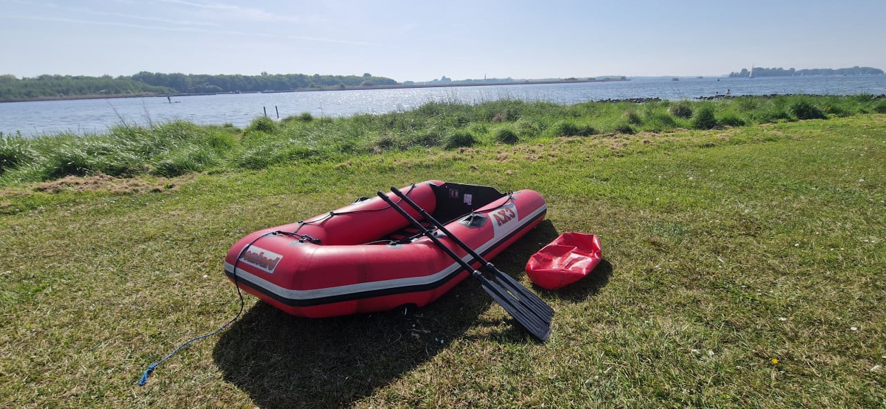 Rubberboot met buitenboord moter