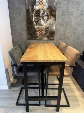 Hoge tafel met 4 krukken