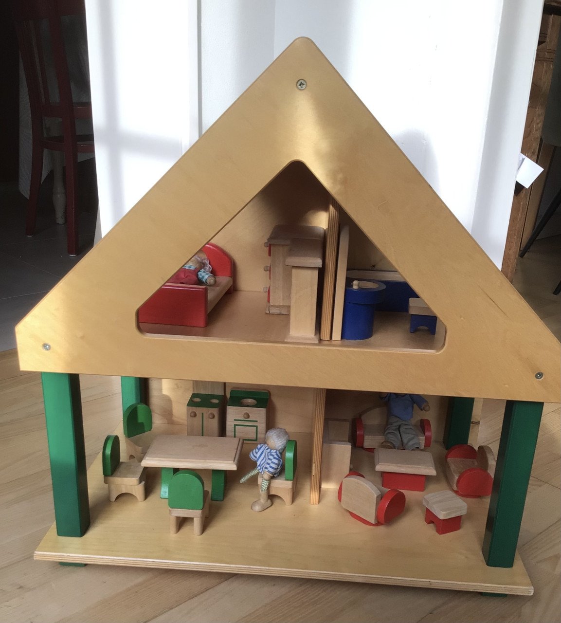 Houten poppenhuis met meubeltjes