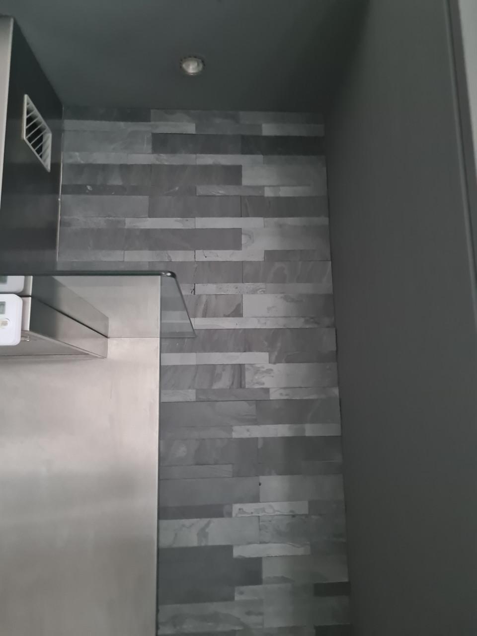 Natuursteenstrips zelfklevend bieden!