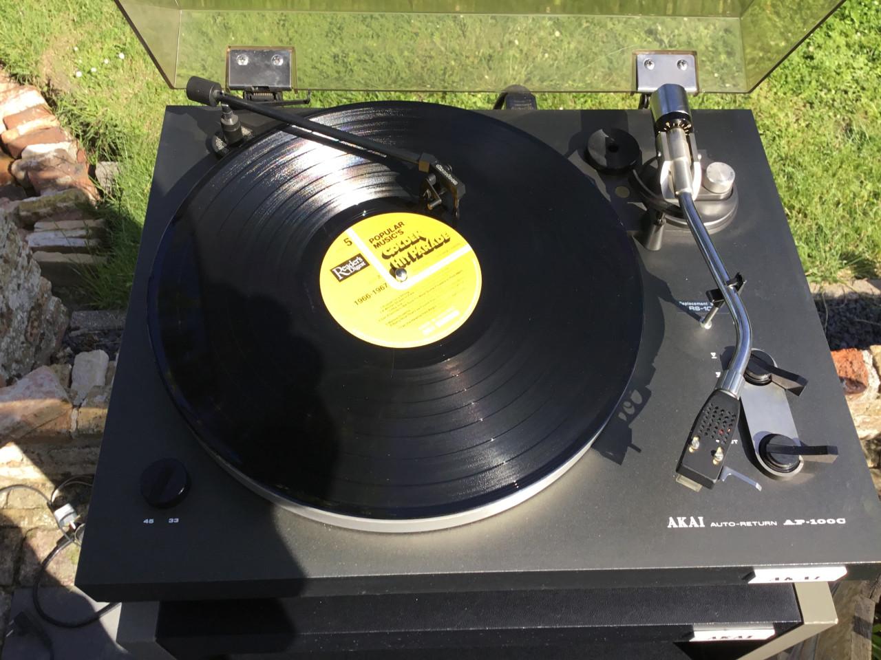 Akai  Stereomeubel met platenspeler, tuner en amplifier