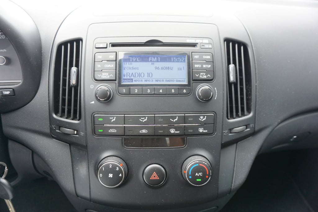 Hyundai I 30 1.4i active cool airco / elektr. ramen / parkeers. / cruise / 