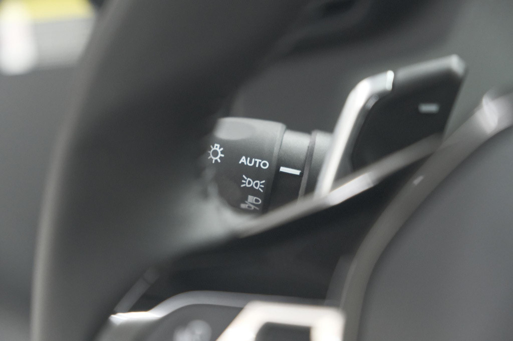 Peugeot 208 hybrid 100 e-dcs6 allure | camera | apple carplay | keyless ent