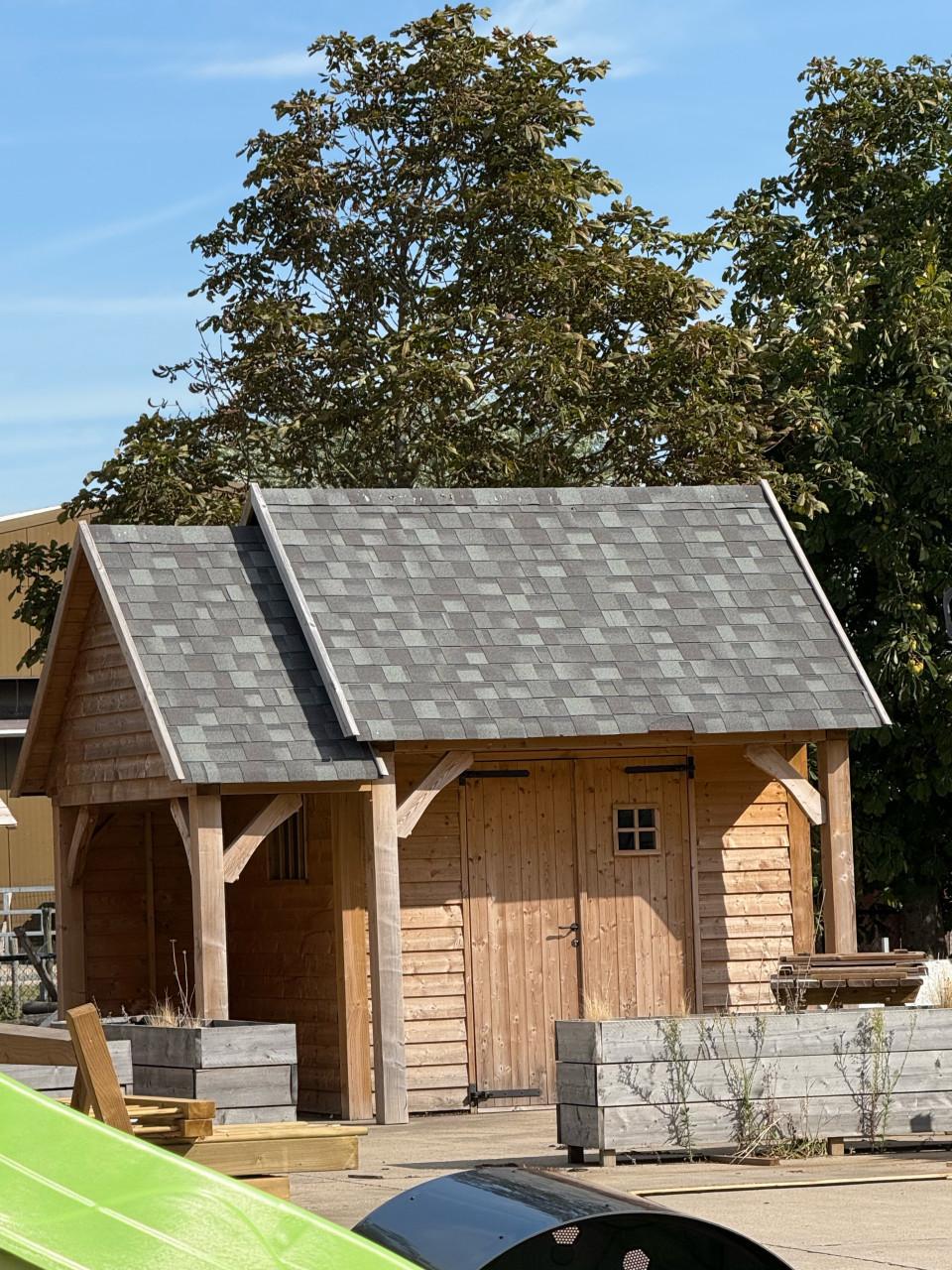 Statig tuinhuis met houtopslag