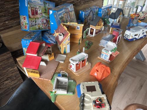 Grote collectie Playmobil, groot ziekenhuis, paardenmanege en meer