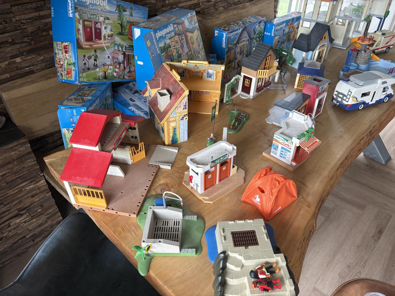 Grote collectie Playmobil, groot ziekenhuis, paardenmanege en meer