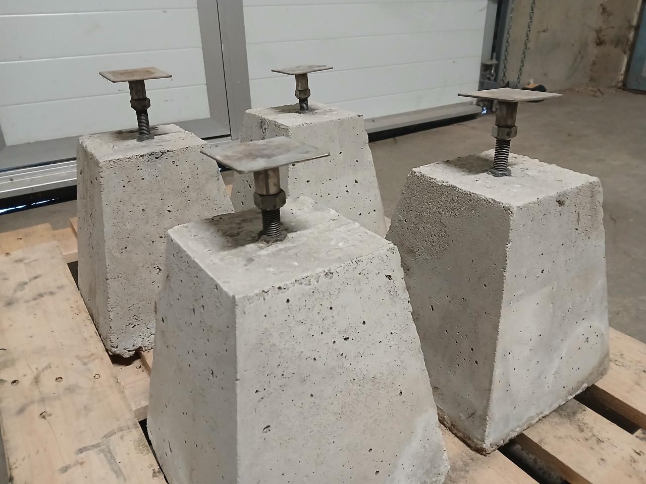 4x verstelbare betonpoer, paalsteun, sokkel of fundering.