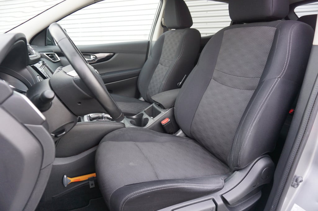 Nissan Qashqai 1.2 n-connecta airco / navi / camera / cruise / pano / trekh