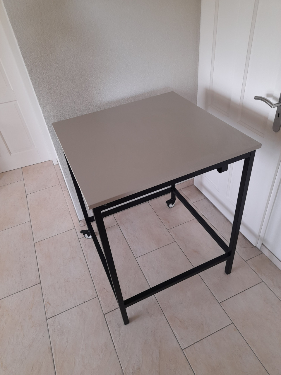 Stevige Statafel / Vergadertafel met wielen  80 x 80 x 102H  z,g,a,n,