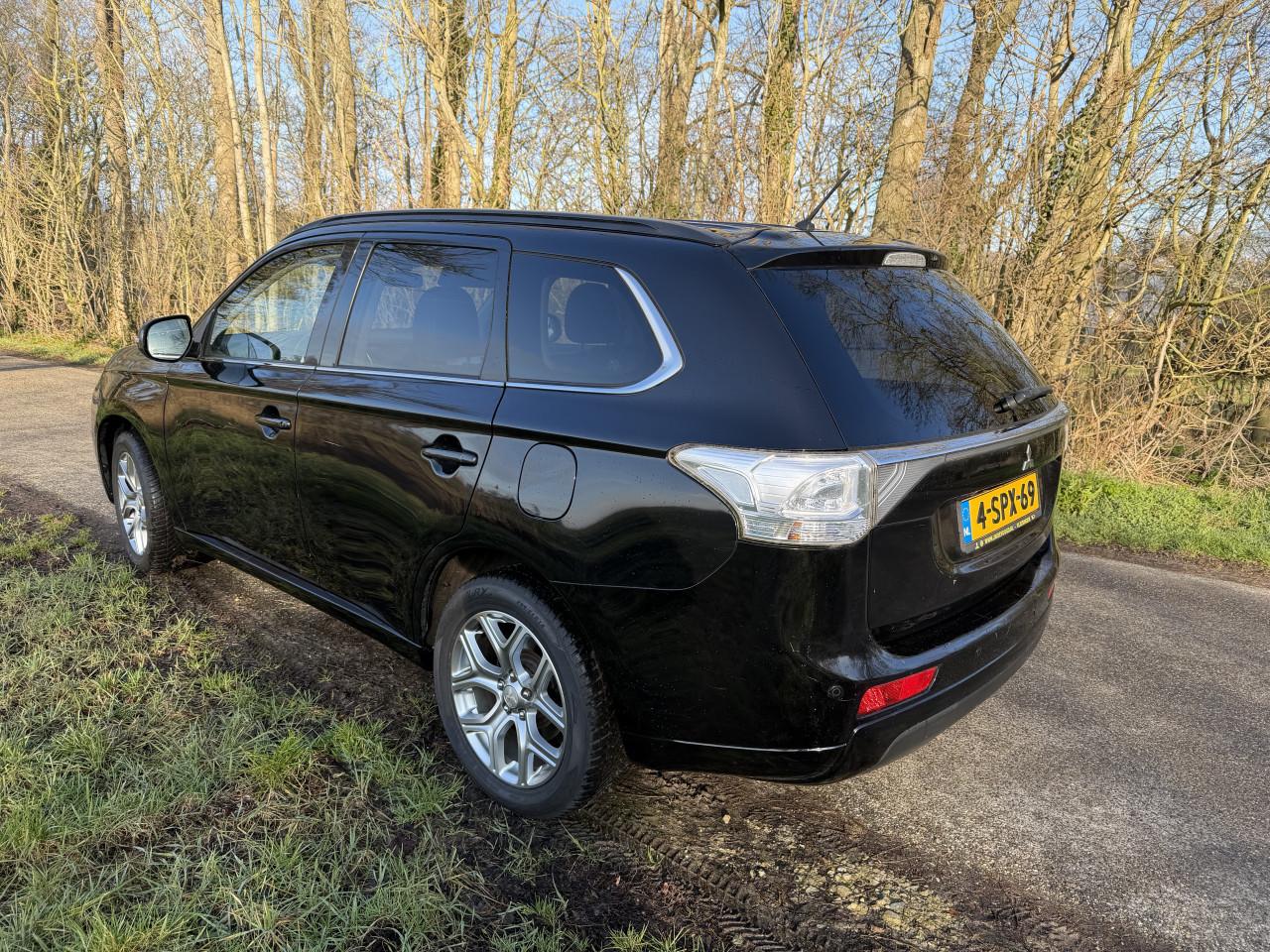 Mitsubishi Outlander 2.0 DOHC MIVEC PHEV 203 pk 4WD Plug-in hybride 2013