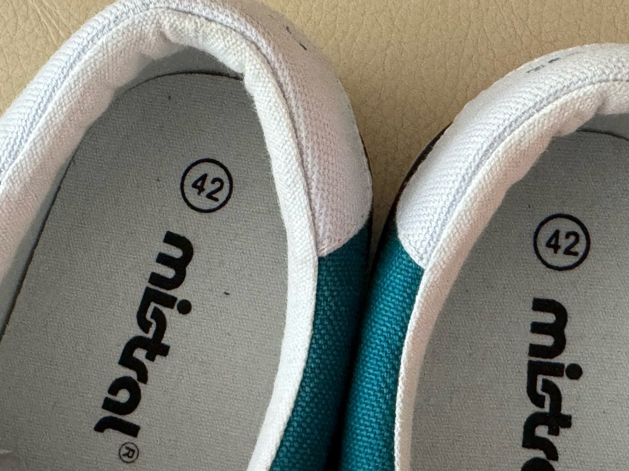 Nieuwe Mistral canvas sneakers, maat 42