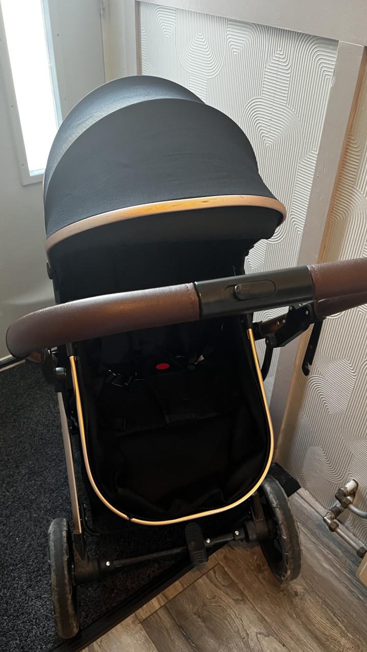 Mooie rosegoude kinderwagen