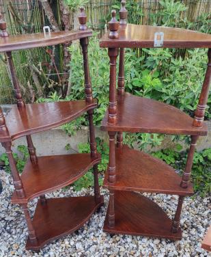 Twee eiken etagères