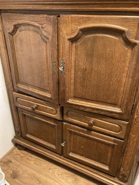 2 eikenhouten kasten en salon tafel