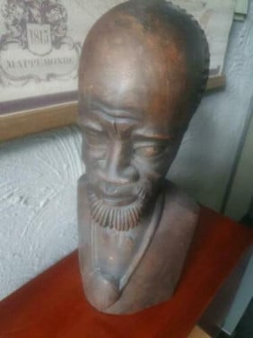 Heel mooi antiek houtsnijwerk beeldje uit indonesie van teak hout