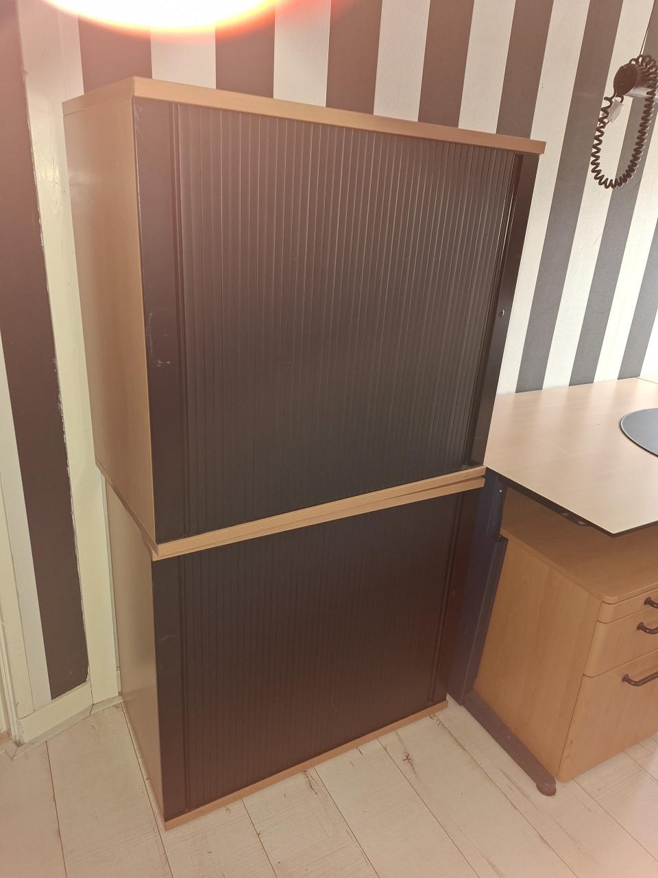 Complete kantoor/thuis werkplek (bureau, kasten en ladenblok en stoel)