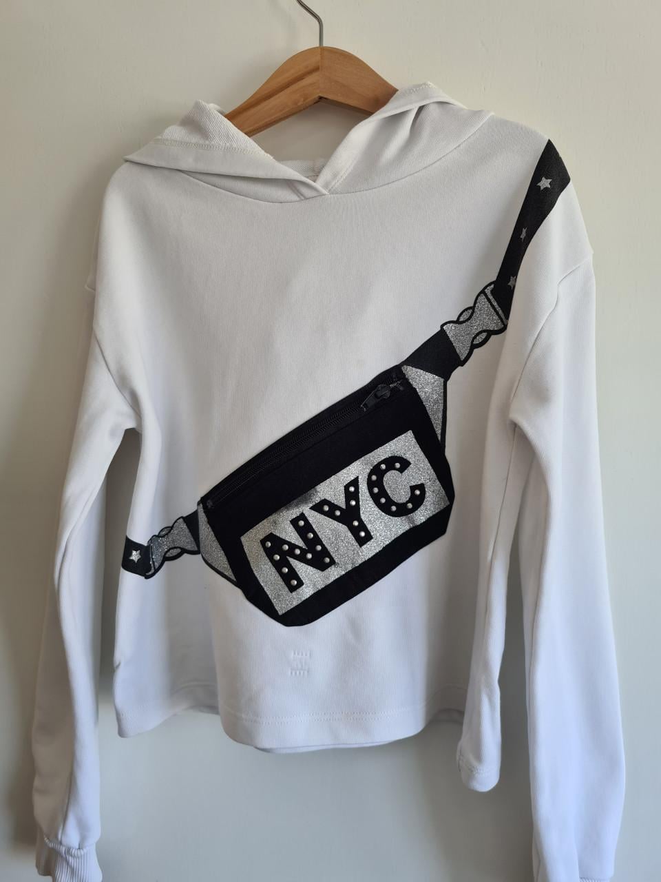 Witte hoodie met capuchon en afbeelding tasje met glitters mt 134-140