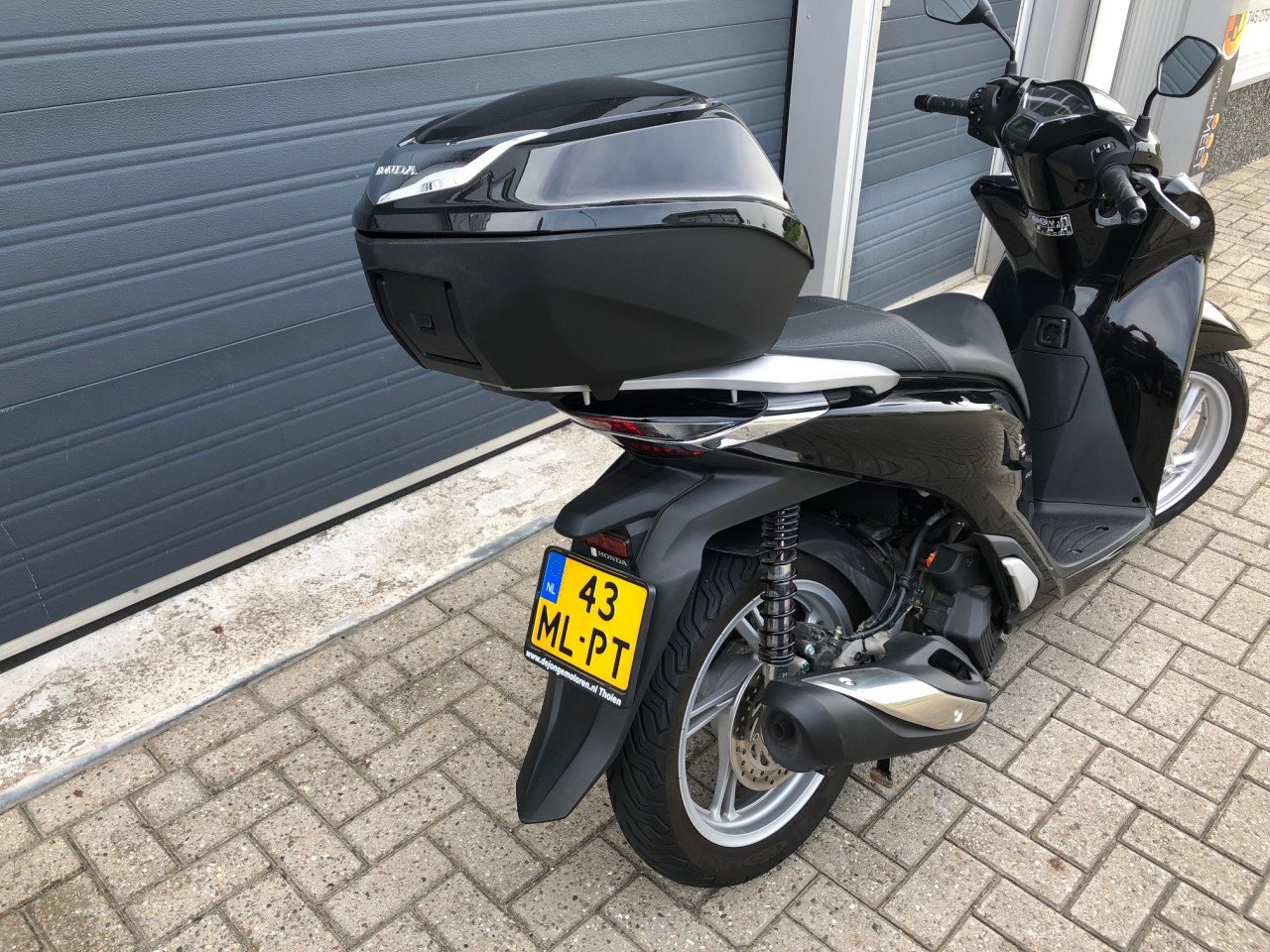 Als nieuwe Honda SH150i ABS uit 2020, nog geen 1600 km!!, topkoffer €3700,-