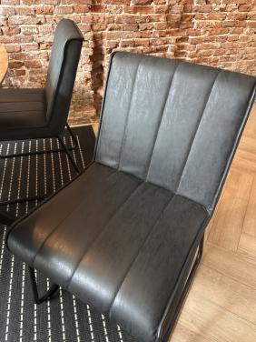 4 stoere eetkamerstoelen – samen € 10