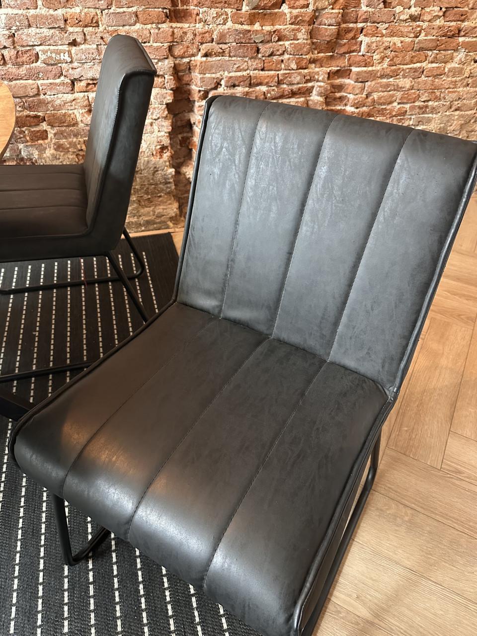 4 stoere eetkamerstoelen – samen € 10