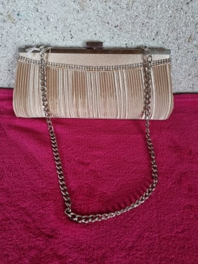 Goudkleurige satijnen clutch
