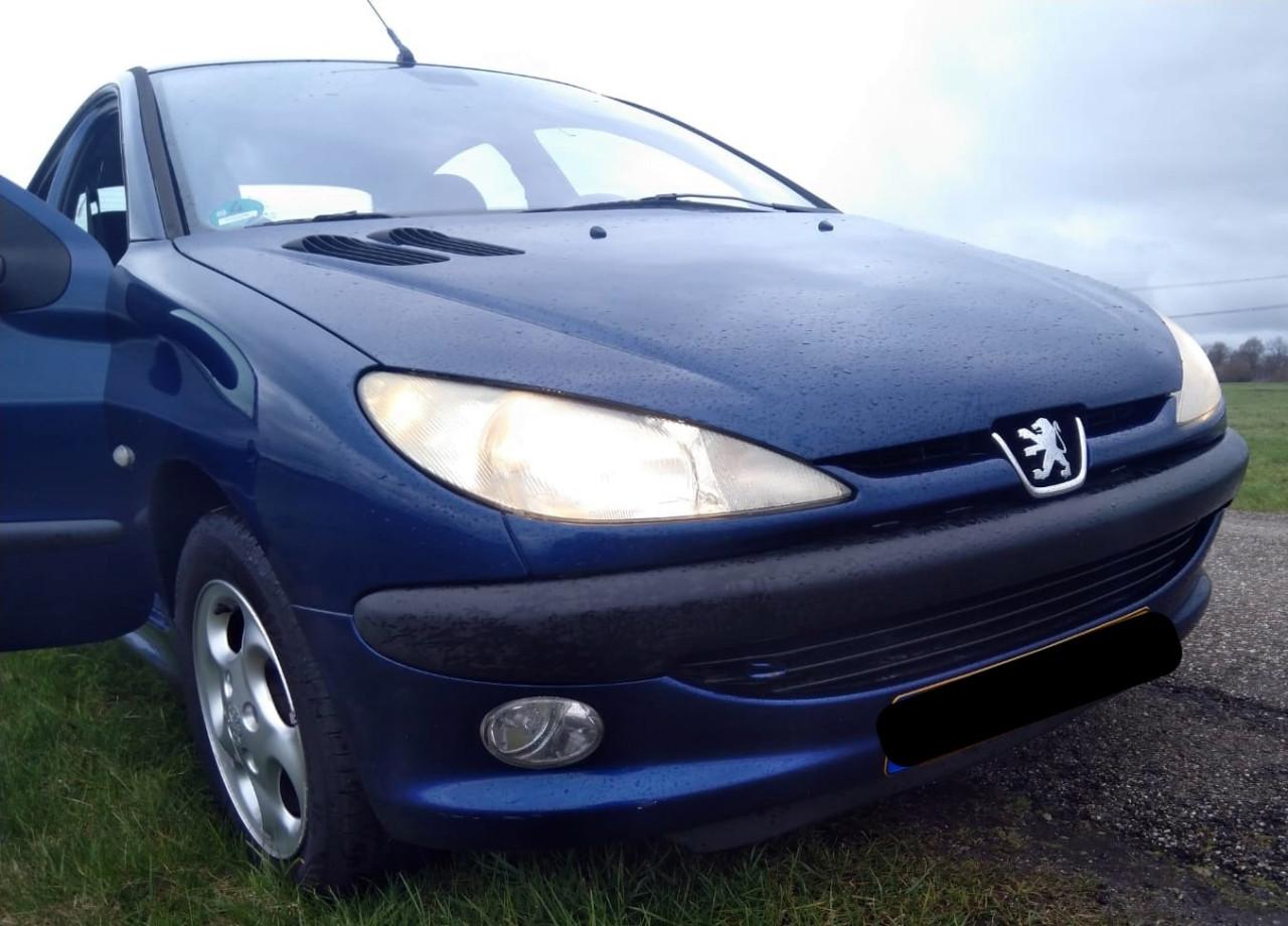EUR 400,00  -  Peugeot 206 vijfdeurs 1.4 benzine