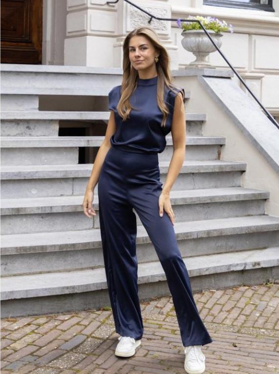 Dames mouwloze satijnen jumpsuit met hoge hals en wijde pijpen