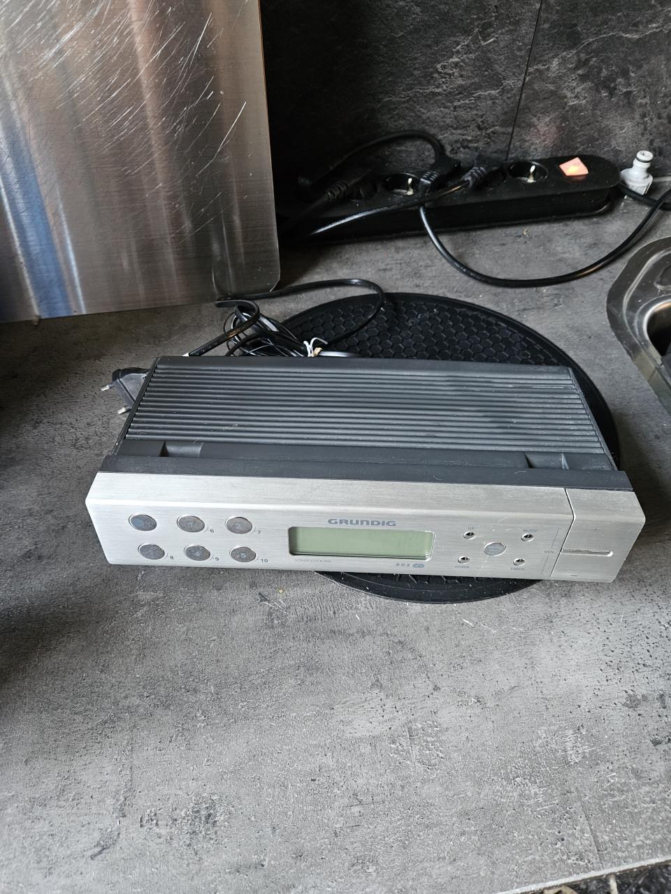 Zgan Grundig Sonoclock 890 - Wekkerradio aluminium paneel