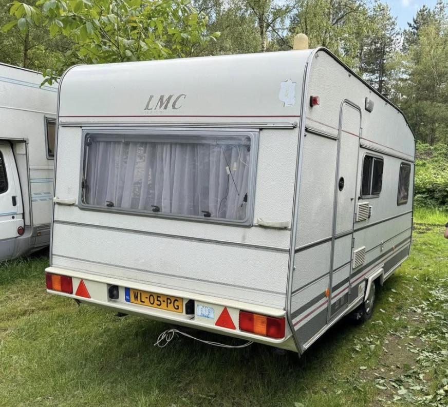 Caravan met voortent en luifel