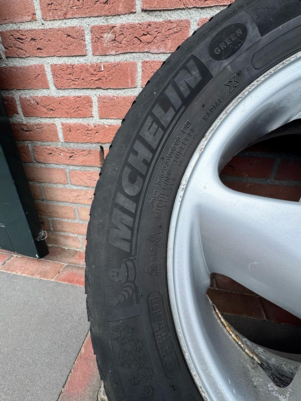 Volvo 16 inch winterbanden met velgen 4 stuks