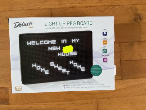 Zwarte gaatjeswand met led licht 200 verschillende letters en cijfers