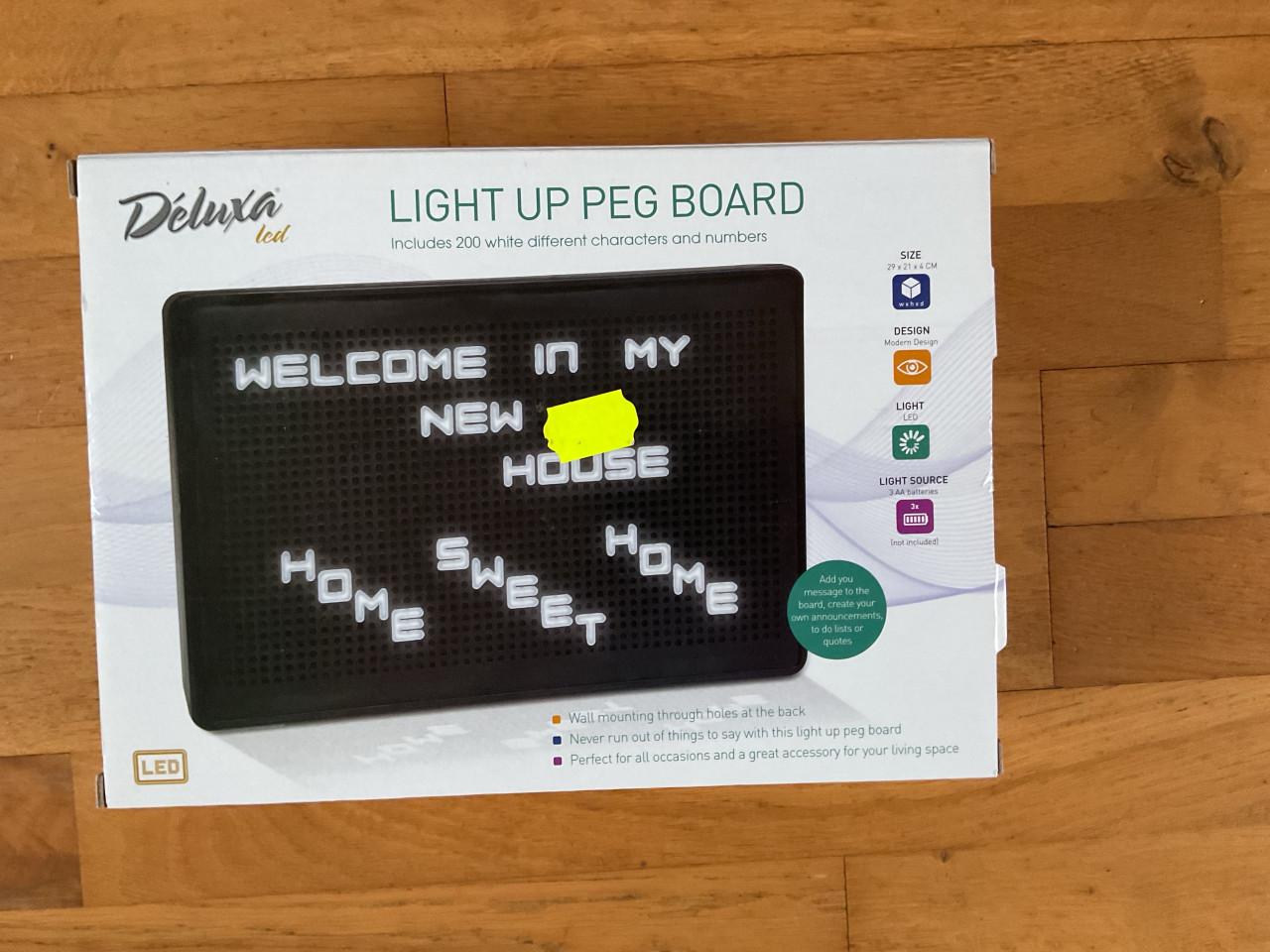 Zwarte gaatjeswand met led licht 200 verschillende letters en cijfers