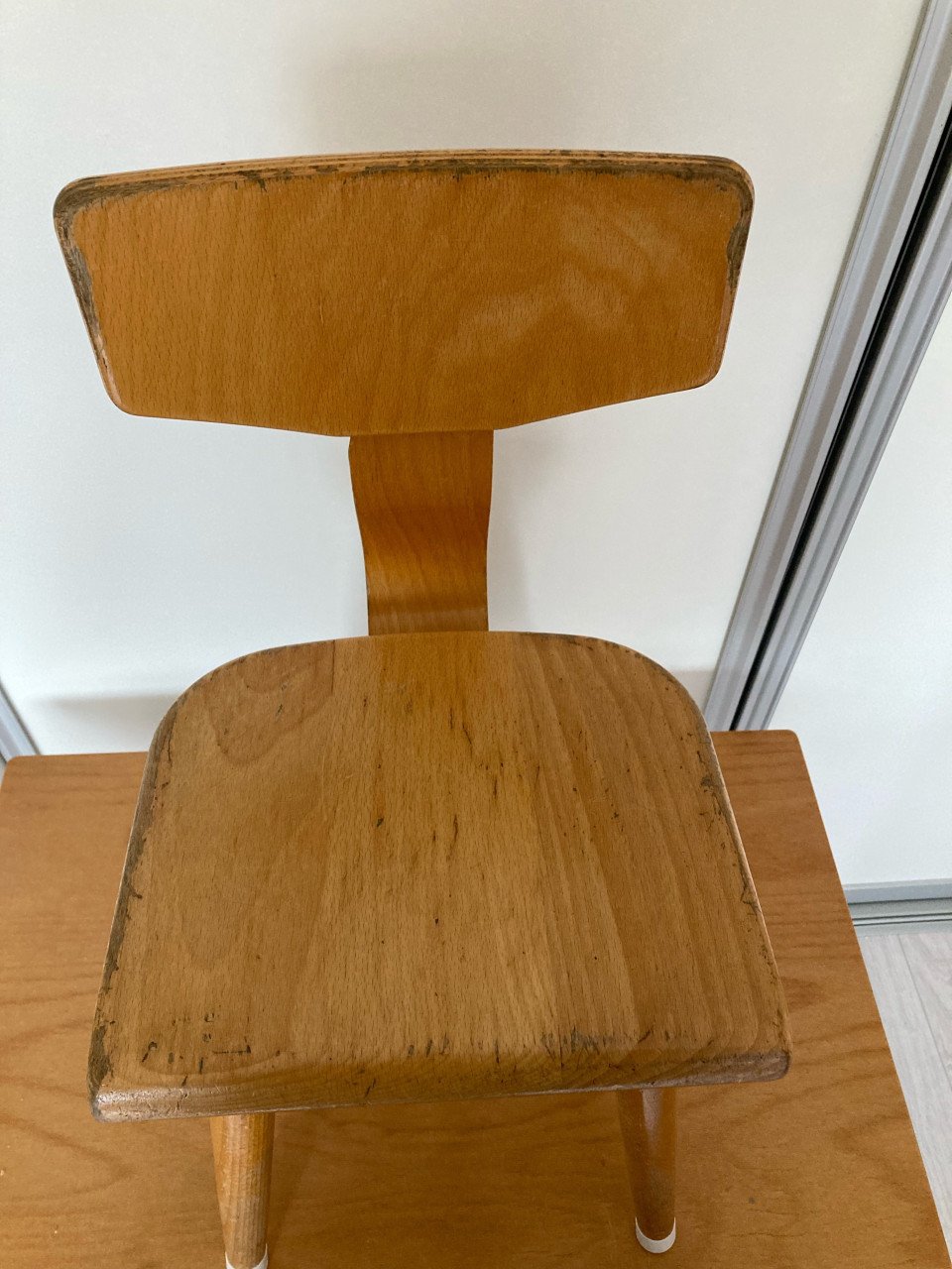 Vintage kinderbureautje met bijpassend stoeltje