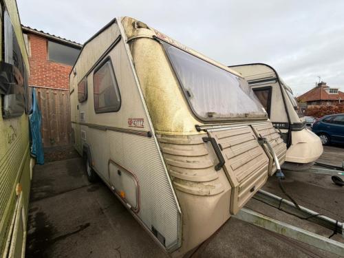 KIP caravan uit 1992 |  Keet | met kenteken