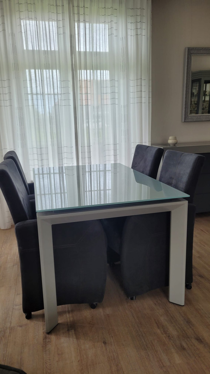 Eetkamer set 4 stoelen + glazen tafel