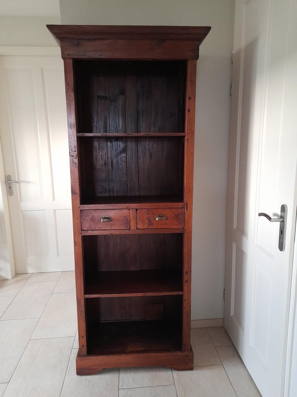 Mooie antieke boekenkast  82 x 41 x 200 H ( in goede staat )