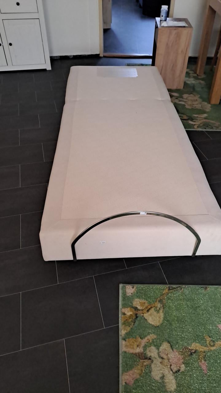 Eet tafel met 4 stoelen en 1persoons bed