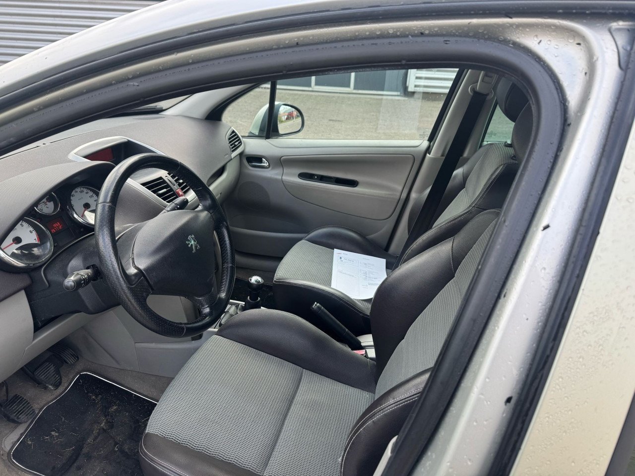 Peugeot 207 bj 2008 1400 euro