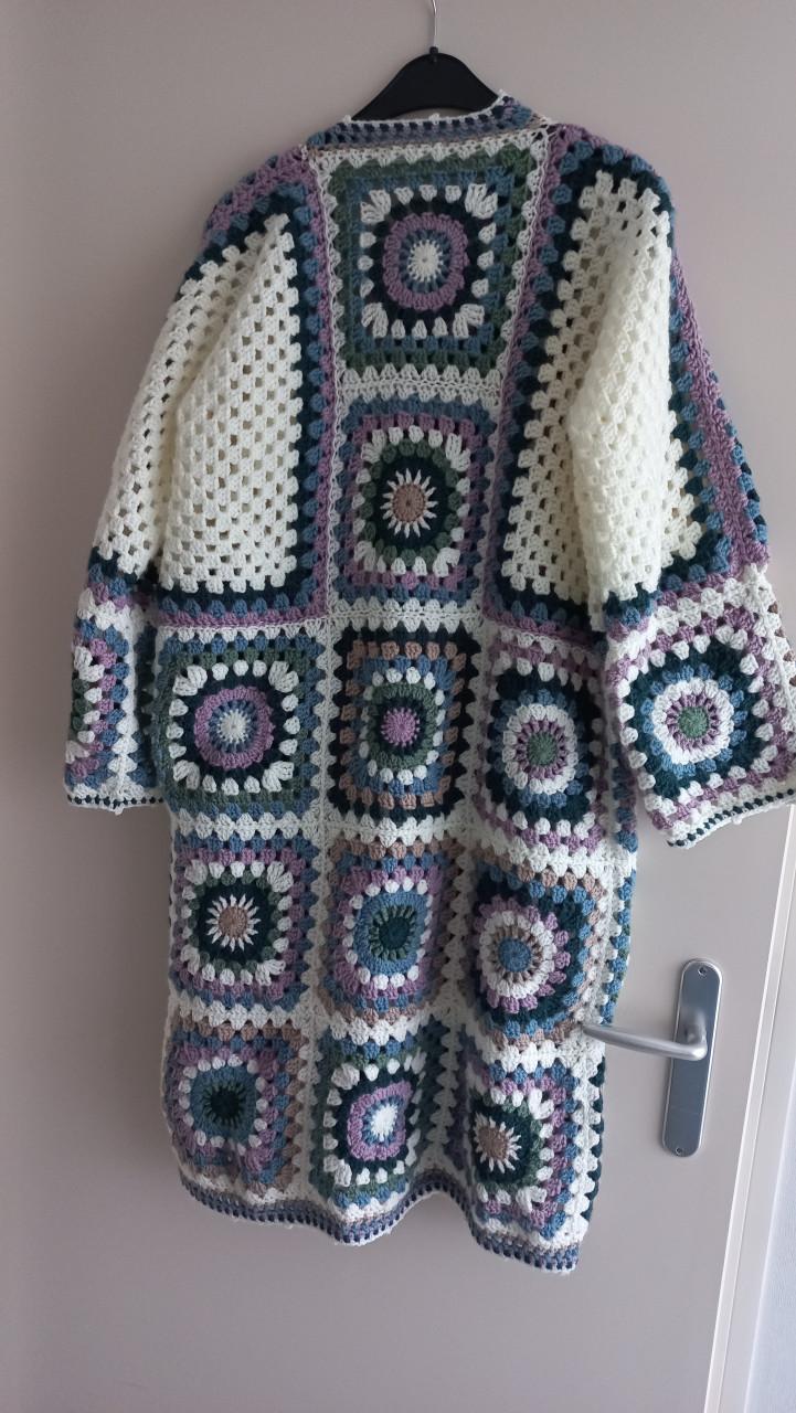 Mooi lang vest met asymmetrische sluiting