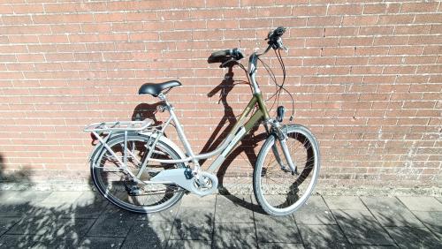 Damesfiets Montego Voyager / SR Suntour. Banden goed, 28 inch.