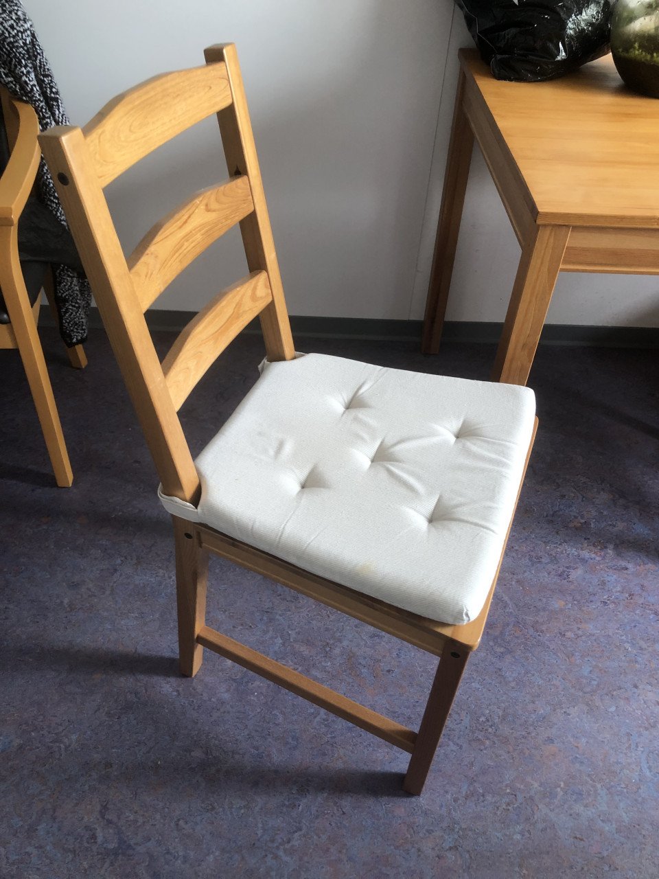 Tafel met 4 stoelen