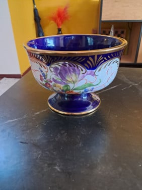 Bloemen met goud decoratieve schaal