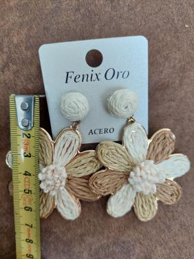 Nieuwe oorbellen bloem natureltinten