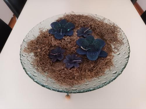 Decoratieve schaal met decoratieve groen kaarsen