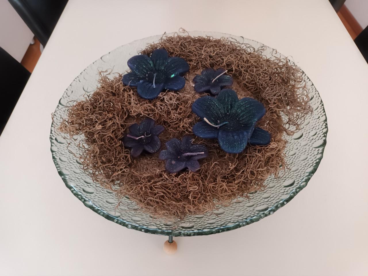 Decoratieve schaal met decoratieve groen kaarsen