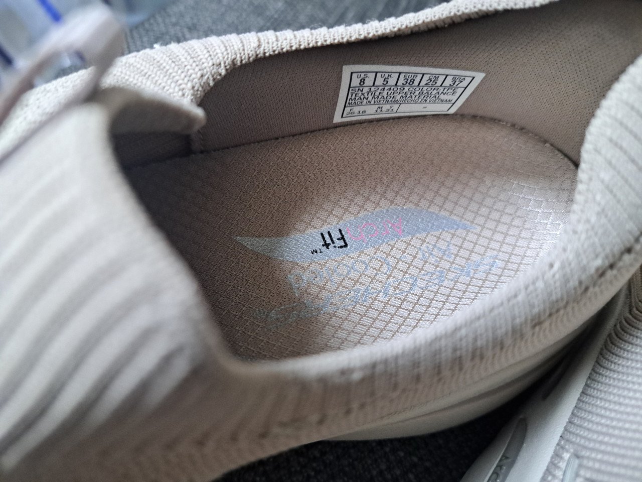 Sketcher schoenen beige.