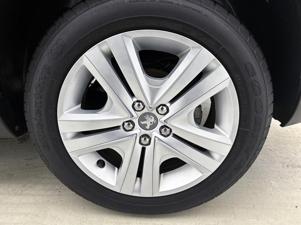 Peugeot 2008 110 pk signature | rijklaar | navigatie | parkeersensoren | lm