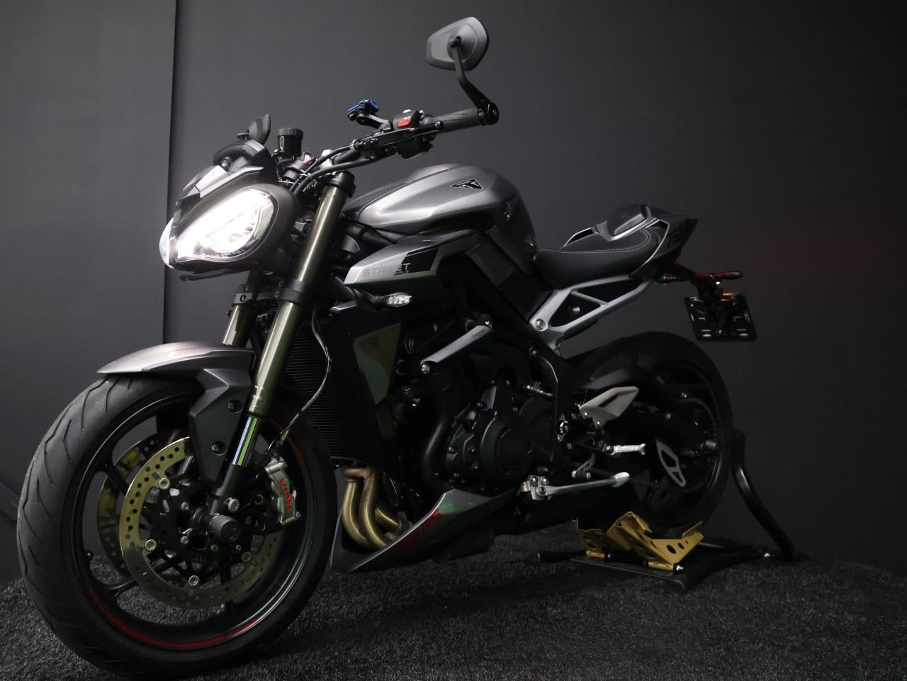 STREET TRIPLE RS | Silver ice