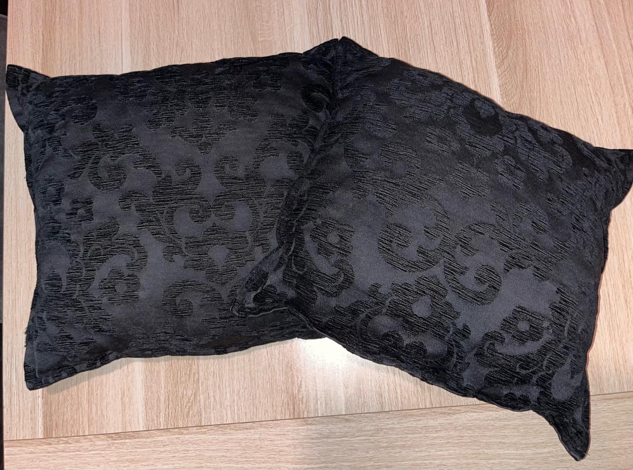 Twee zwarte sierkussens